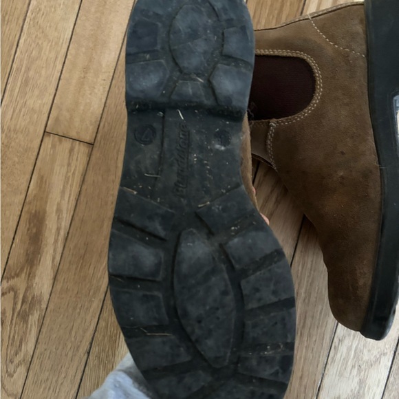 Size women’s 10 suede BLUNDSTONES. In GUC - Picture 3 of 5